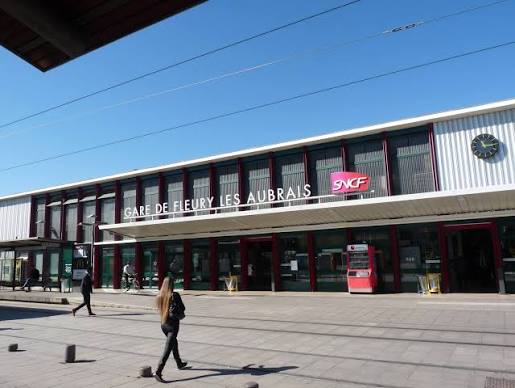 Entrée de la gare des Aubrais avec son parvis Taxi JKN