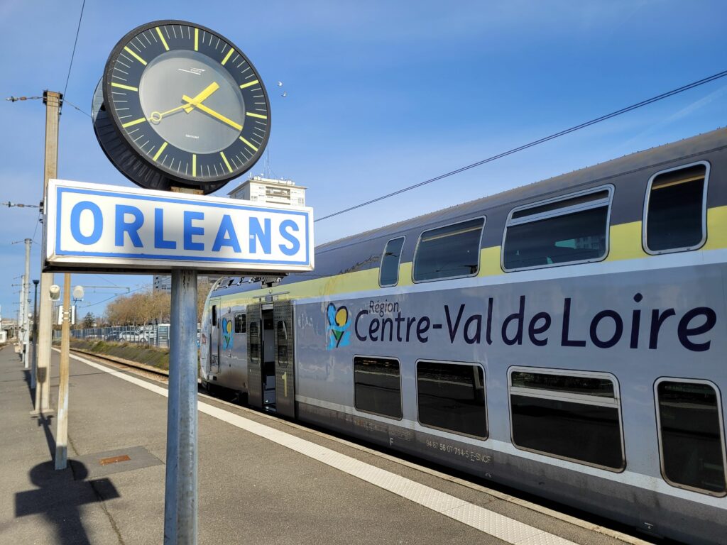 Train Rémi Centre-Val de Loire à quai sous une horloge de gare-Taxi JKN